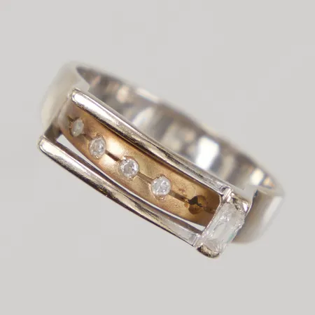 Ring två färgad med vita stenar Stl:18¼, bredd 6mm, en sten saknas, 18K Vikt: 4,5 g