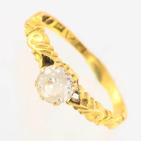 Ring med vit sten stl:15¾, bredd framtill ca 5mm, 18K Vikt: 1,9 g