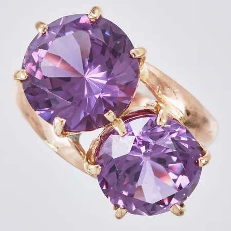 Ring med syntetiska stenar (färgväxlande), nagg, stl: 15 ¼, bredd ca 2-16mm, 14K Vikt: 4,7 g