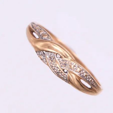 Ring med stenar,storlek 19 ¾ mm,bredd 1.9-5.2 m,18k. Vikt: 3 g