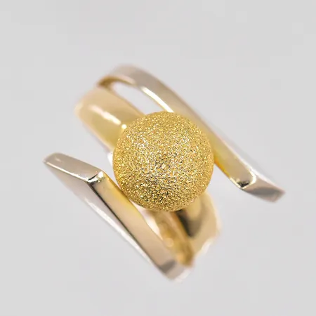 Ring stl:18 bredd ovandel 15,5mm, 18K Vikt: 6,6 g