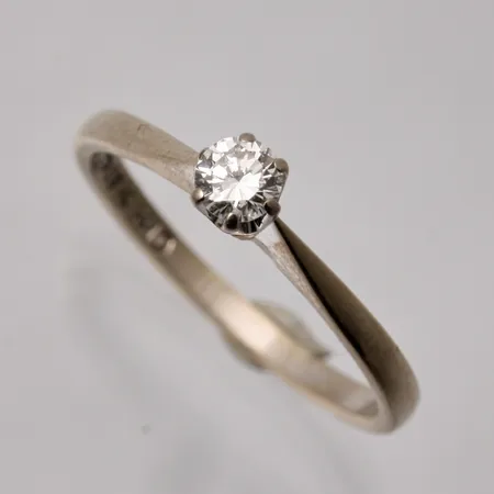 Ring med diamant 0,17ct stl:17¾ bredd 1,8-3,9mm Guldfynd 1984 i behov att rodineras 18K vitguld, 1,98g.