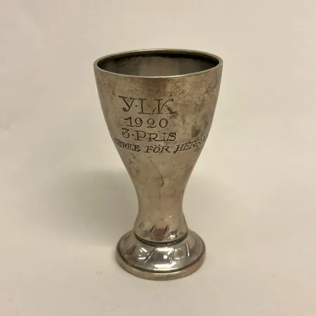 Pokal Guldsmedsaktiebolaget i Stockholm år 1917, höjd ca 8cm Ø ca 4,5cm, gravyr, silver 830/1000