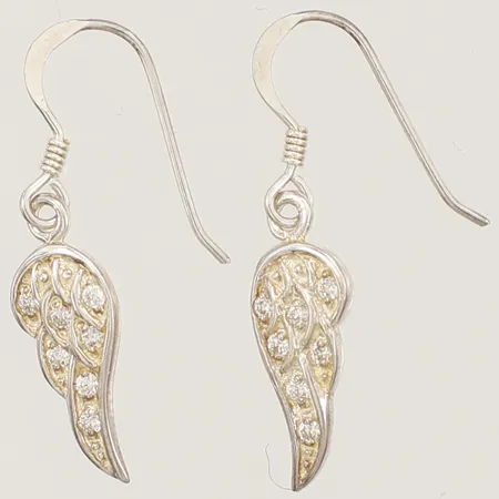 Ett par örhängen med vita stenar, längd 30mm inklusive krokar, silver 925/1000  Vikt: 2 g