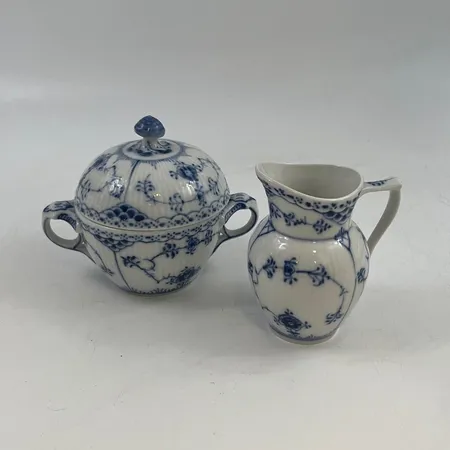 ROYAL COPENHAGEN. "musselmalet", halvblond,socker & grädde  no 605 och 522.