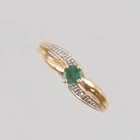 Ring diamanter 2x ca 0,0025ct stl:15½ bredd 5mm smaragd med smånagg 18K 1,3g.