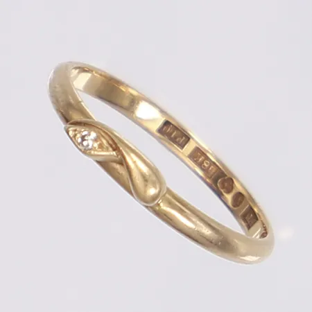 Ring med dia ca 0,01ct stl: 16¾ bredd 2-3mm 18K Vikt: 1,8 g