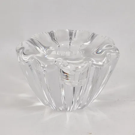 Ljusstake Orrefors "Blomman" Ø9cm, höjd 5cm, mindre stötskada,  Skickas med paket.