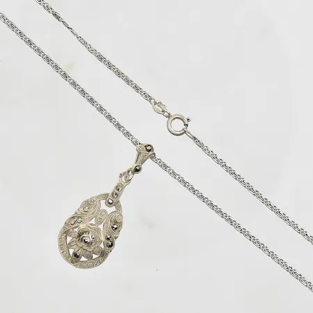 Kedja med hänge med markasiter längd 47 cm, bredd 1 mm, hängets längd 37 mm, silver 835/1000. Vikt: 6,8 g