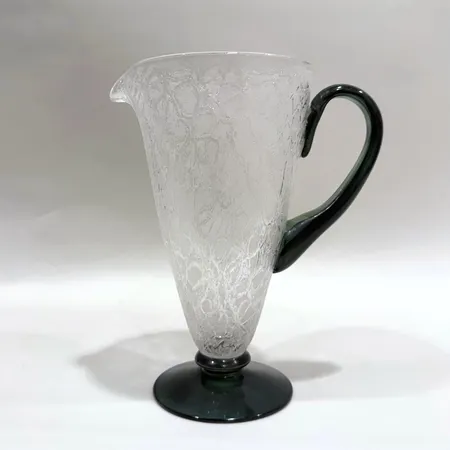 Kanna med grönt handtag, höjd 23,5cm, glas, lätt bruksslitage Skickas med postpaket.