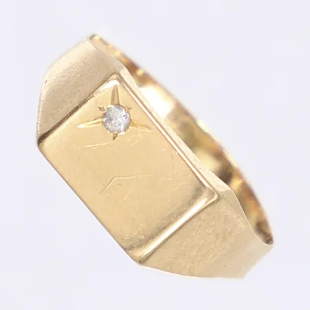 Klackring med vit sten stl: 18½ bredd 3-8mm bucklig skena 18K Vikt: 1,9 g