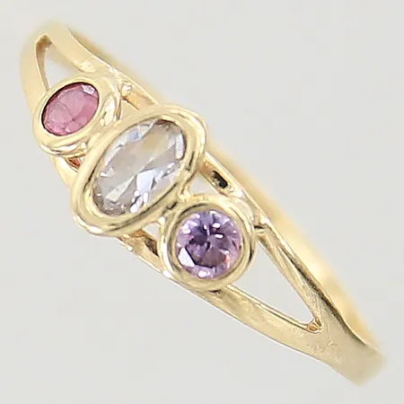 Ring med färgade stenar stl:17¼ bredd 1,4-6mm 18K Vikt: 1 g