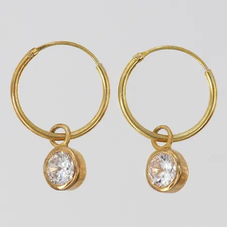 Örhängen vita stenar förgyllda ca Ø14,5mm, längd 22mm, bredd 1mm, 925/1000 silver Vikt: 1,6 g