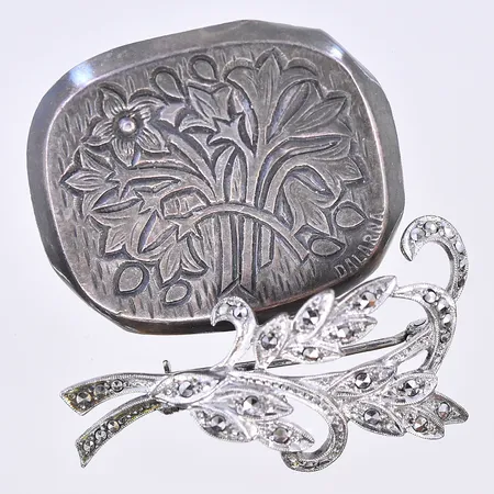 Broscher längd 4,5-3,8 cm, ena saknar nål silver 830/1000. Vikt: 18,5 g