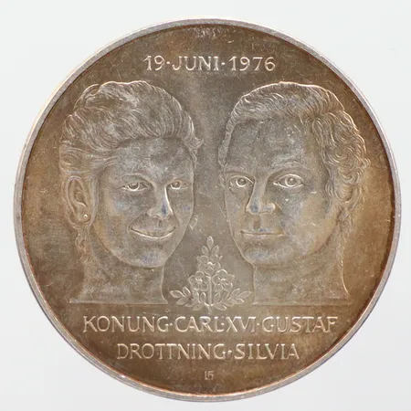 Jubileumsmynt 50kr, Ø36mm, Kungabröllopet 19 juni 1976 Konung Carl XVI Gustav och Drottning Silvia, 925/1000 Silver.  Vikt: 27 g