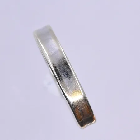 Ring stl:16¼, bredd 3 mm vitguld 18K. Vikt: 0,8 g