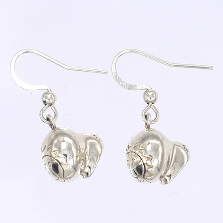 Ett par örhängen föreställande Lisa Larsons "Afrika"-lejon Skultuna märkta Lisa L höjd25mm inkl öglan