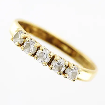 Ring vita stenar Guldfynd stl:19 bredd 3mm, smärre buckla 18K.  Vikt: 1,1 g