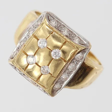 Ring med vita stenar stl:18¼ bredd 2,5-14,5mm skev tunn skena 14K.  Vikt: 6,8 g