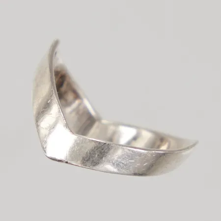 Ring Stl:18½, bredd ca 4mm, Silver 925/1000 Vikt: 1,9 g