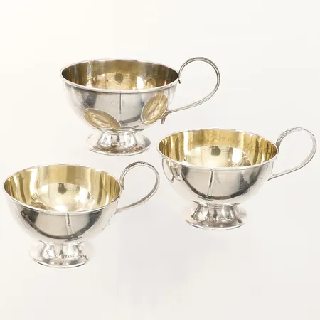 Tre punchkoppar Guldsmedsaktiebolaget i Stockholm år 1965 höjd 3cm silver 830/1000 Vikt: 95,9 g