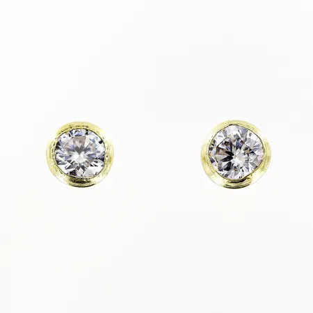 Ett par örhängen vita stenar Ø3mm 9K.  Vikt: 0,4 g