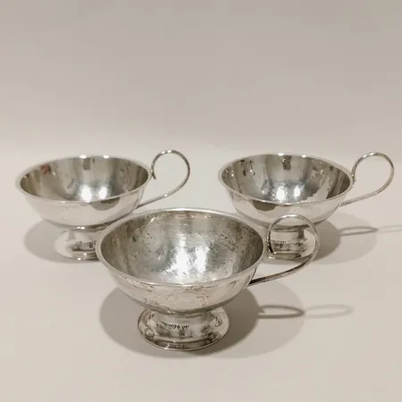 3 Punschkoppar med hamrad dekor, höjd 3,5cm, Ø6,5cm, silver 830/1000 Vikt: 115,3 g