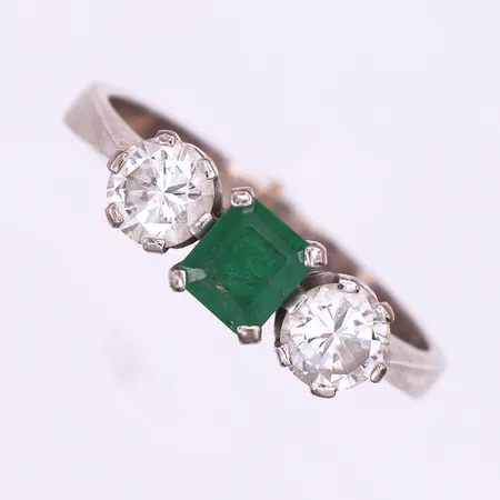 Ring vitguld med smaragd 0,75ct och 2st diamanter totalt 0,92ct WVVS,Björkmans Guldateljé AB Stockholm,storlek ca 18½ mm,bredd 2.4-5.4 mm,18k. Vikt: 4,4 g