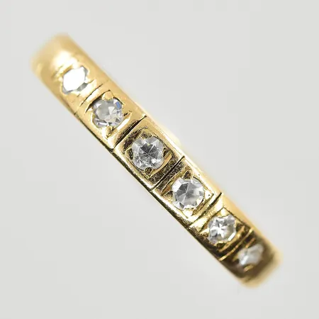 Ring med vita stenar stl:16, bredd 3 mm, gravyr, 18K. Vikt: 3 g