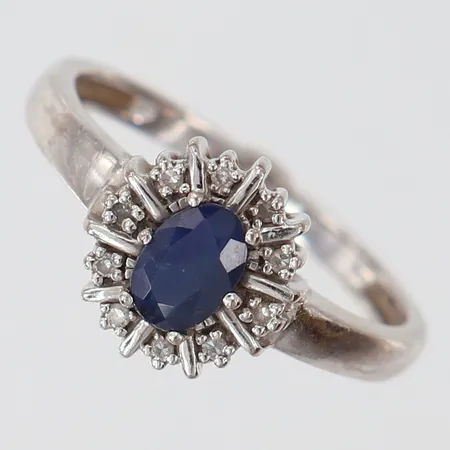 Ring med blå Safir samt 8/8-slipade diamanter 10 x ca 0,0075ct stl:17¾ bredd 1,8-10mm, GHA, vitguld 18K.  Vikt: 3,2 g