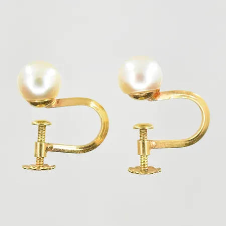 Ett par örhängen med odlade pärlor Ø6 mm, skruvlås, 18K. Vikt: 1,7 g