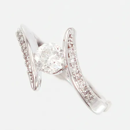Ring med diamant 1x0,48ct I2/J-K, oädel metall, 14 vita stenar, stl:15½, bredd: 2-11mm