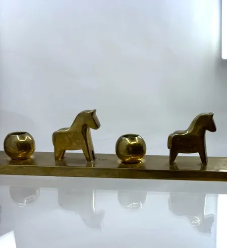 Adventsljusstake Nocturnus, design: Lotta Horn, längd 45cm, höjd 5cm, Rejmyre Mässingsbruk. Skickas med paket.