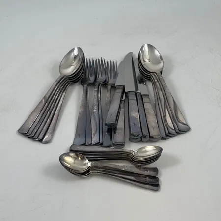 Bestick silver rosenholm skedar 12st, gafflar 6st , kaffeskedar 11st ca 882gram + bordsknivar 12st med rostfritt blad och fyllda skaft 351gram  Vikt: 0 g