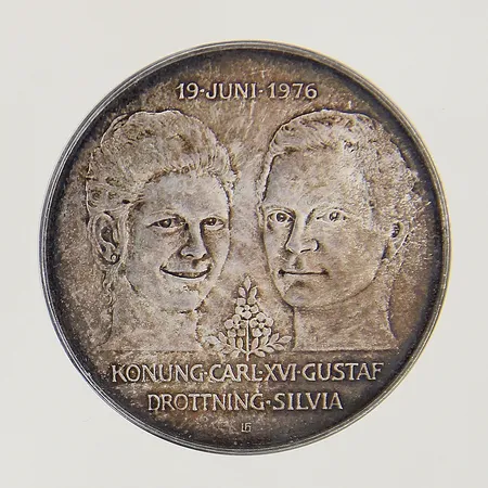 Minnesmynt 50kr Bröllopet mellan Konung Carl XVI Gustaf samt Drottning Silvia 19 juni 1976 Ø36mm, inga tillbehör, silver 925/1000 Vikt: 26,9 g
