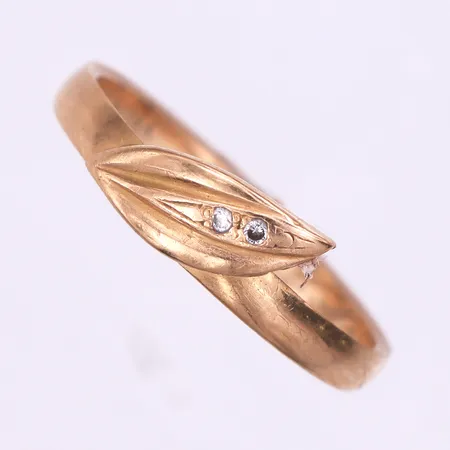 Ring med 2 st diamanter på 0.02 ct enligt inskription,Schalins,gravyr,storlek 20 mm,bredd 2.6-6.2 mm,18k. Vikt: 3,6 g