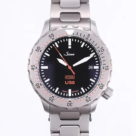 Herrur Sinn U50 Hydro, Ø41mm, quartz, datum, tegimeterat ubåtsstål, serienummer 1051.010.0014, H-länk i  tegimeterat ubåtsstål, tre extra länkbitar, ej använt gummi med pvd-behandlat viklås, box (defekt), cert Erikson Urhandel 2024, fungerande vid katalogisering