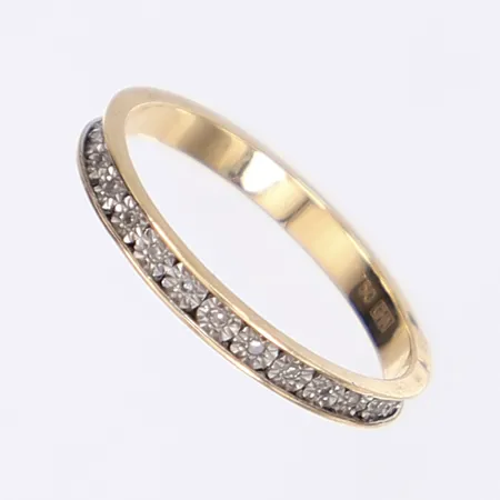 Ring GHA med dia 28 x ca 0,03ct stl: 17 bredd 2mm ojämn skena 18K Vikt: 1,2 g