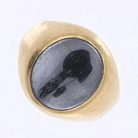 Ring med svart sten s k klackring stl: 18 bredd 4-17mm något skev repig sten 18K Vikt: 6,8 g