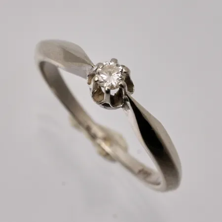 Ring med diamant 0,08ct, stl:15¾ bredd 1,4-4,6mm, 14K vitguld, 2,11g.