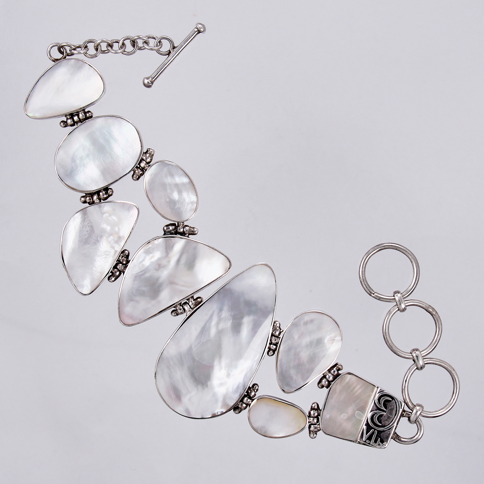 Armband med pärlemor längd: ca 18,5-22cm bredd: ca 15-45mm 925/1000, silver Vikt: 53,3 g