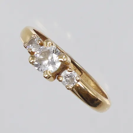 Ring med vita stenar stl:17¼, bredd 2-5mm, 18K Vikt: 1,1 g