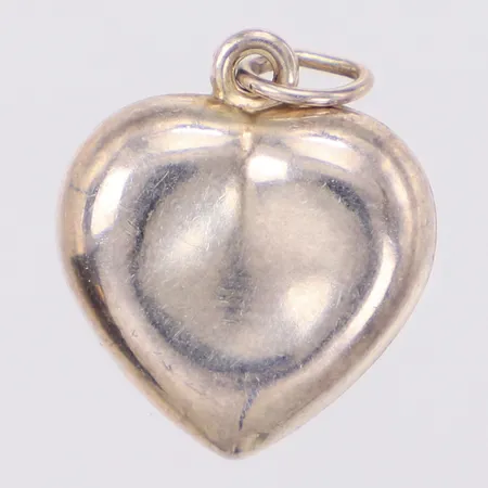 Hänge hjärta längd 18mm, bredd 13mm, bucklor, ostämplat silver Vikt: 0,5 g