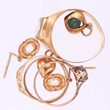 Diverse smycken med slitage/defekter,några med stenar,18k. Vikt: 9,3 g