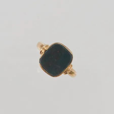 Ring med sliten heliotrop, stl:18¾ klippt skena 18K 6,4g.
