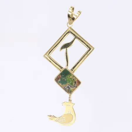 Hänge med infattad melerad sten och dekor av tupp höjd 50mm inkl öglan ostämplat 18K Vikt: 3,7 g