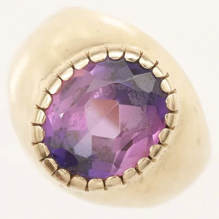 Klackring med syntetisk lila safir, stl: 16mm bredd 14,3mm, 18K  Vikt: 4 g