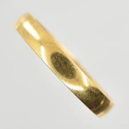 Ring stl:17¼, bredd 3 mm, gravyr, 18K. Vikt: 1,8 g