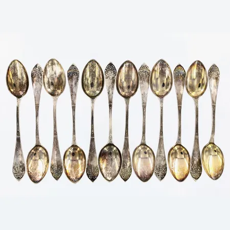 12 Kaffeskedar ca12,5cm Empirestil med rosettbundna havrestrån, gravyr, kattfotstämplat silver 830/1000 Vikt: 162,4 g