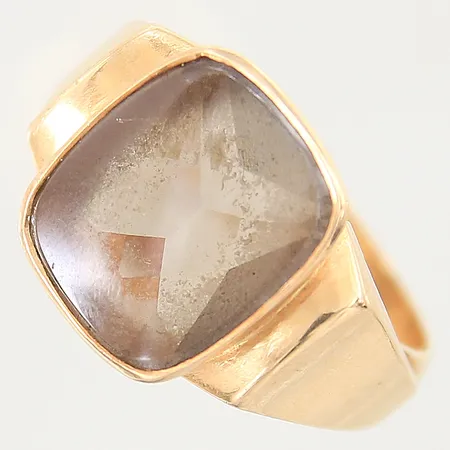 Ring med brun sten stl:19½, bredd 5,2mm, 18K  Vikt: 8,5 g